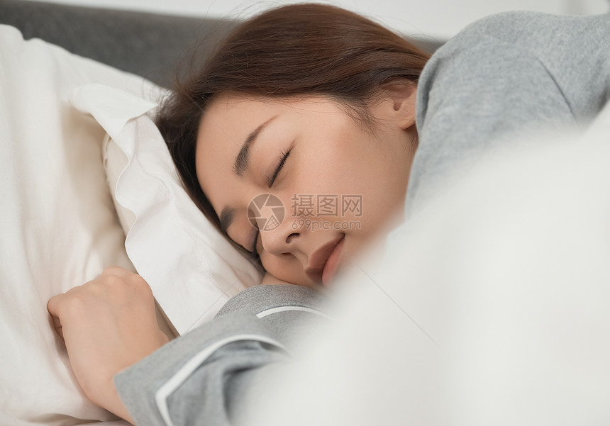 房屋睡在床上的女人图片