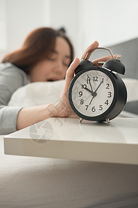 二十多岁协会成员早起一个醒着的女人在床上图片