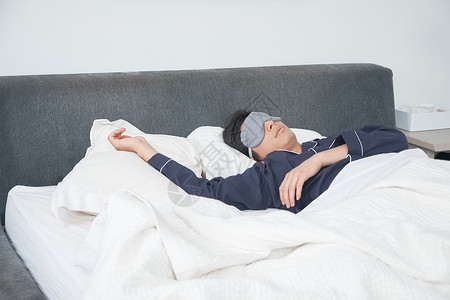 蒲团睡眠剥夺人类睡在床上的男人图片