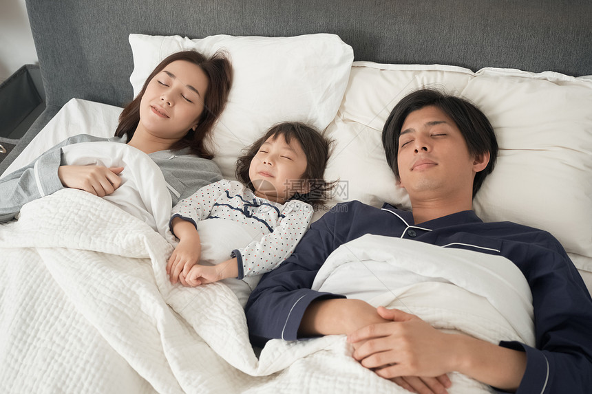 上半身可爱三个人父母和孩子睡在床上图片