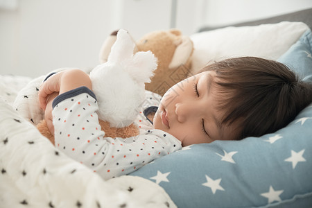 室内儿童毯子睡在床上的孩子背景图片