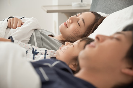 三个人就寝生活资料父母和孩子睡在床上图片