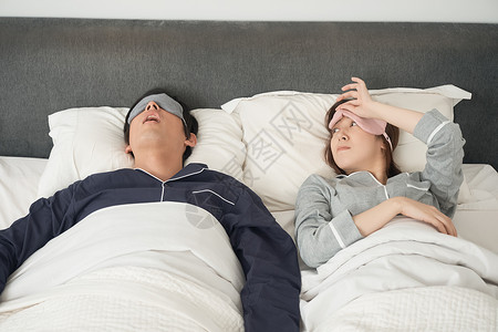 30多岁安静的睡眠女生夫妻患有打鼾背景图片