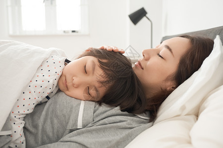 房屋睡觉女生父母和孩子睡在床上图片