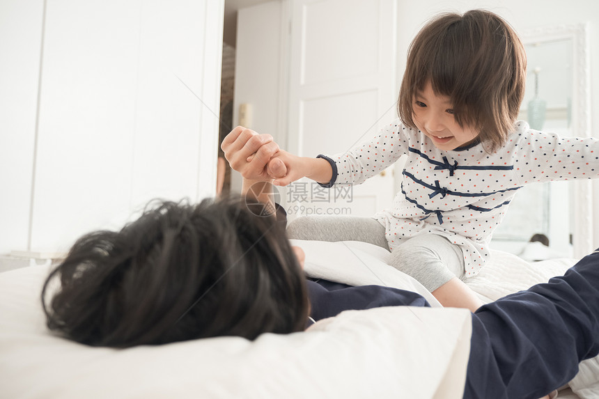儿童健康睡觉图父母和孩子在床上玩图片