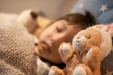 光线年轻的女孩生活睡在床上的孩子图片
