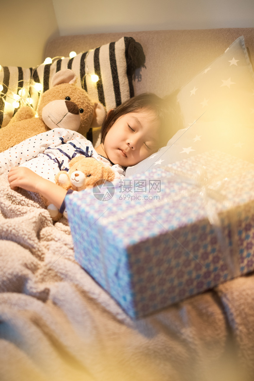 小朋友礼物圣诞礼物睡在床上的孩子图片