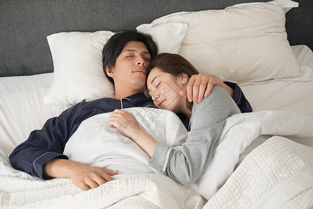 幸福睡觉美丽睡在床上的一对夫妇图片