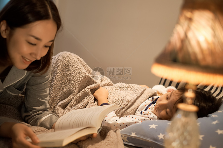 年轻妈妈给女儿读书讲故事图片