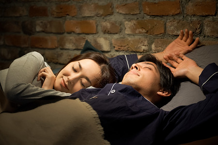 愉快的睡眠女人双人睡在床上的一对夫妇图片