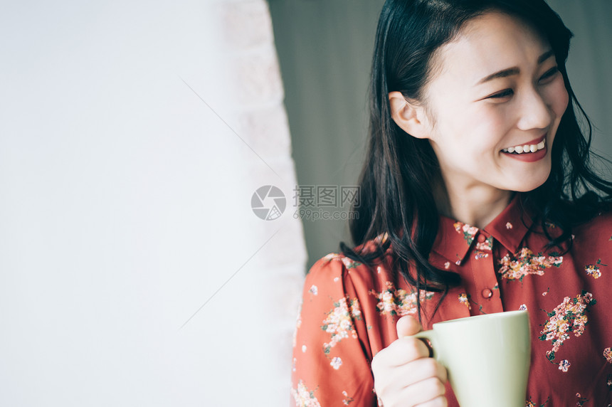 穿着红色连衣裙的漂亮女孩图片