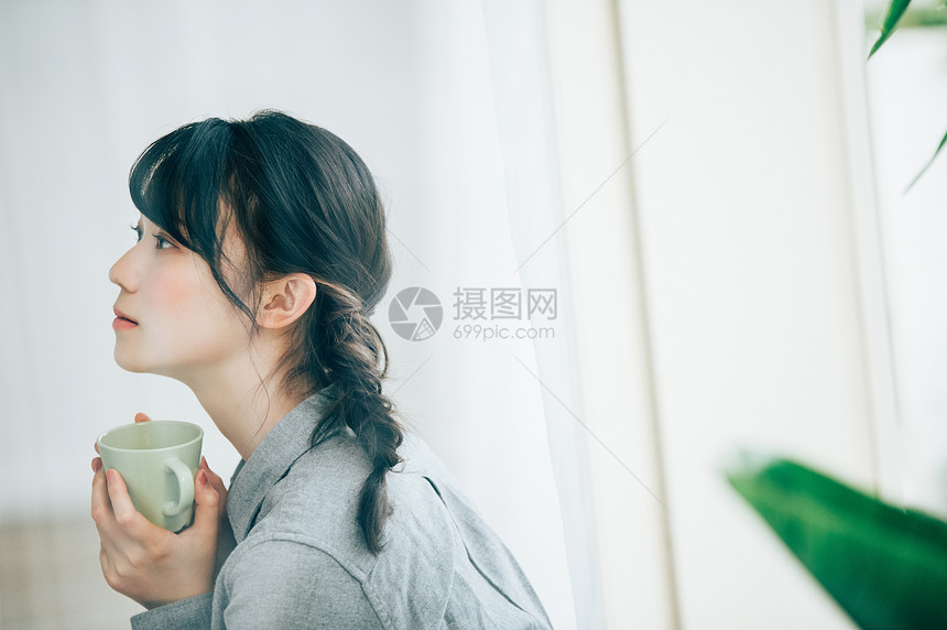 穿着灰色衬衫的女人图片