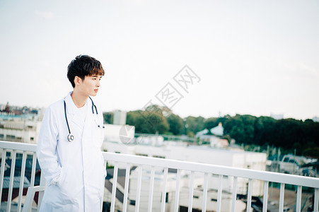 护士漂亮高职院校穿在栏杆的一个人一套白色衣服在屋顶图片