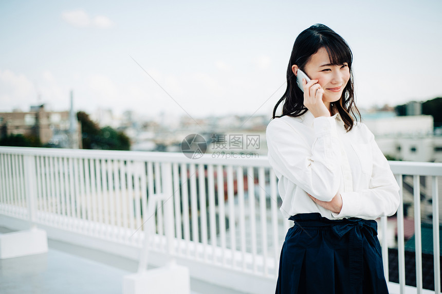 女人在屋顶上打电话图片