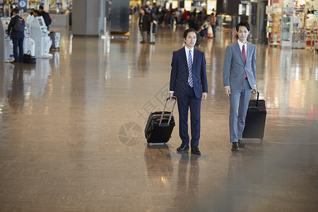 手提袋日本人行政在国外商务旅行的一个商人图片