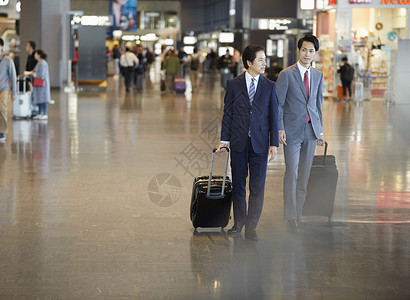 人物男人二十几岁在国外商务旅行的一个商人图片