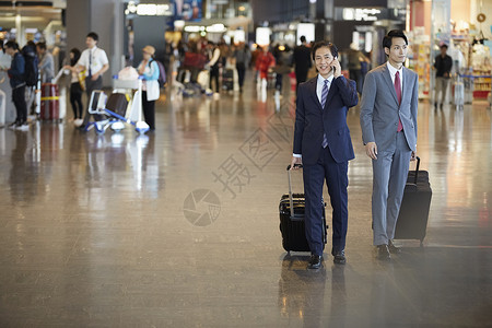 男子西装20多岁在国外商务旅行的一个商人图片