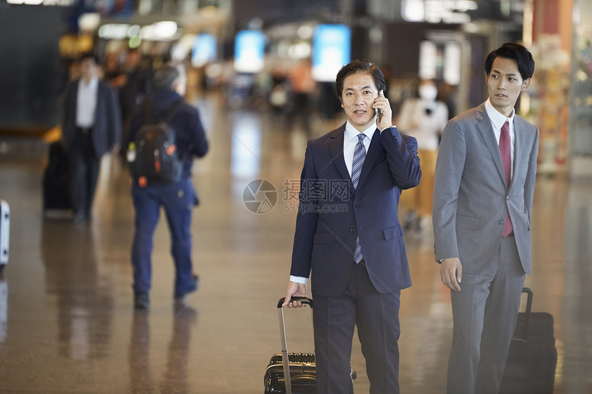 出差商务人士在国外商务旅行的一个商人图片