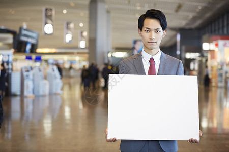 资讯男年轻在海外商务旅行的一个商人消息在机场图片