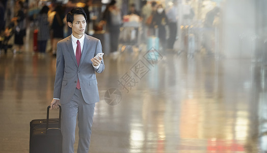 经济男子看见在国外商务旅行的一个商人图片