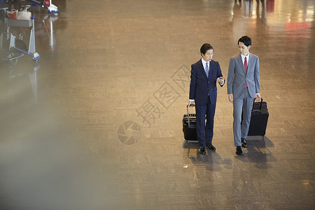 男国际雇员在国外商务旅行的一个商人图片
