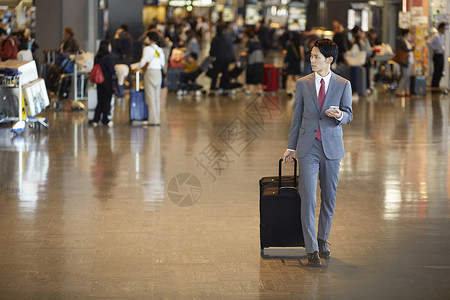 留白男提包在国外商务旅行的一个商人图片