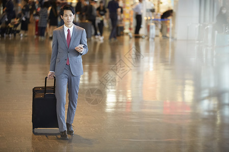男人们二十多岁公司职员在国外商务旅行的一个商人图片