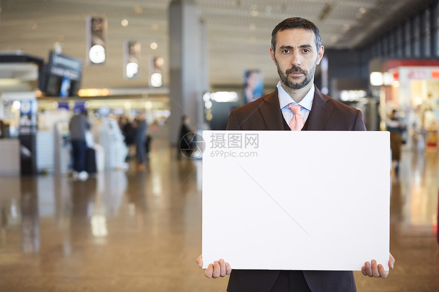 男白领作品留白在海外商务旅行的一个商人消息在机场图片