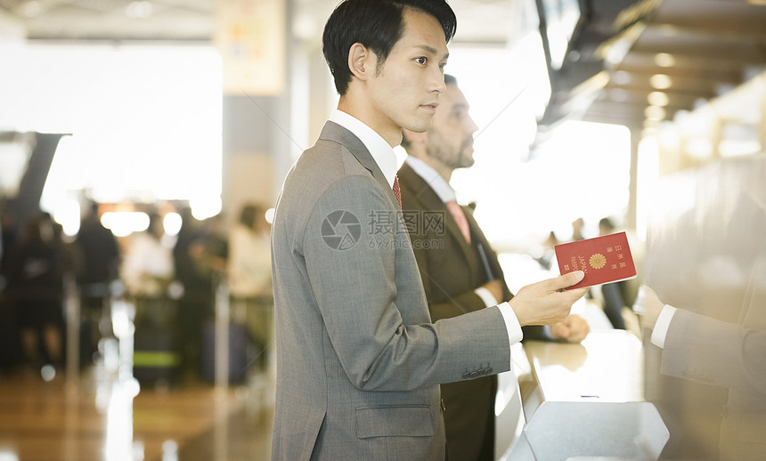 二十几岁空白部分壮年在国外商务旅行的一个商人在机场登记图片