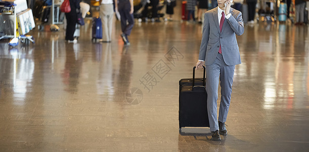 机场人物全球在国外商务旅行的一个商人图片