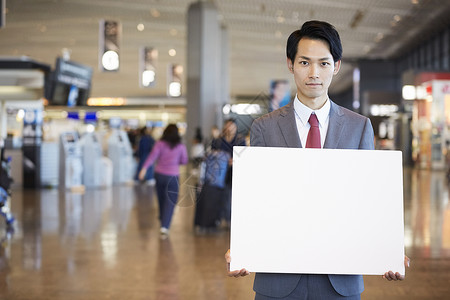 上班族自然采光商务人士在海外商务旅行的一个商人消息在机场图片