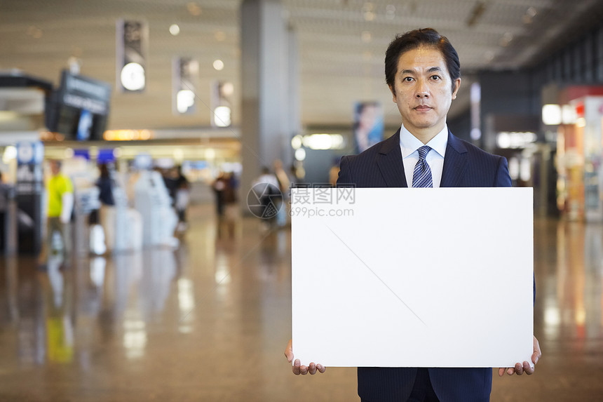 在机场职员拿着白板等待图片