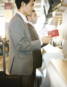 
国外商务旅行的一个商人在机场登记图片