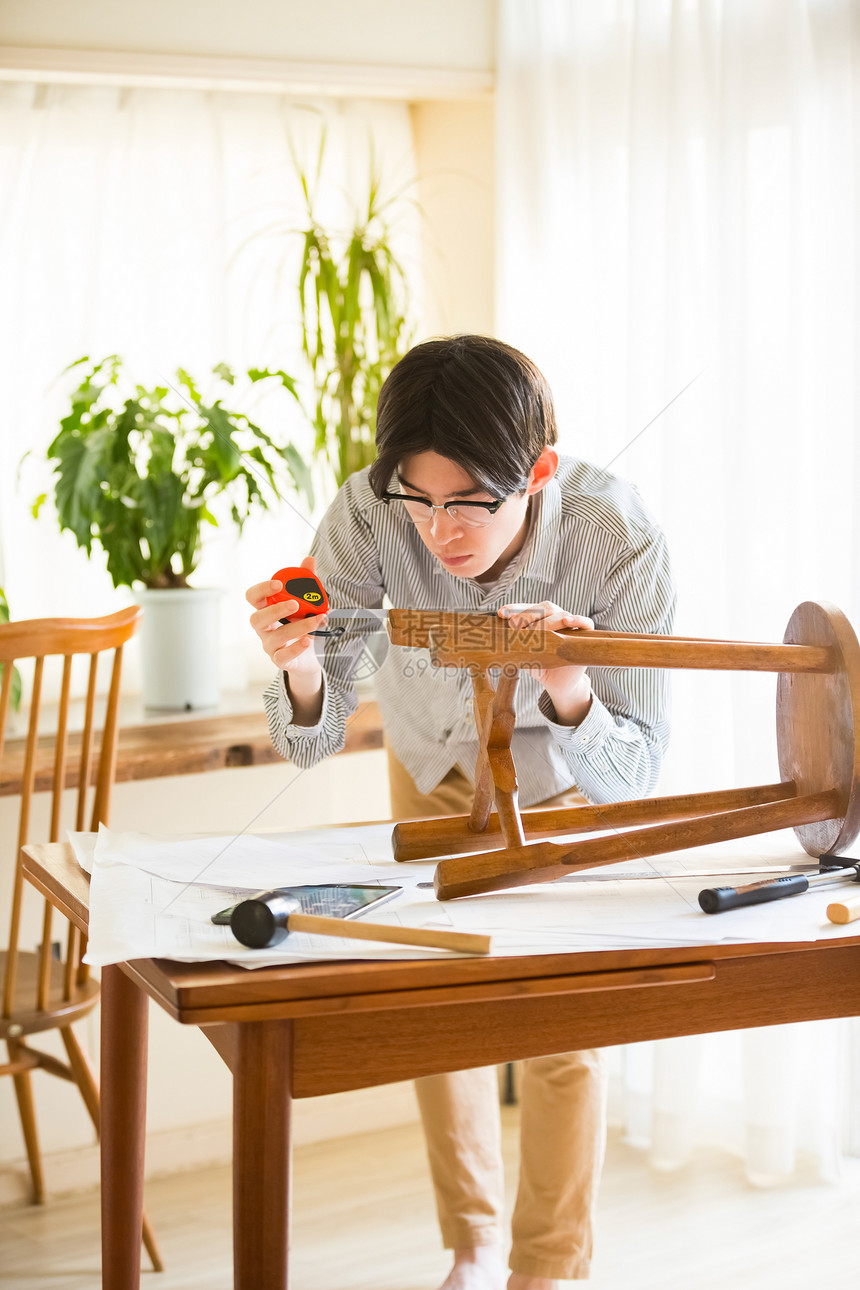 室内男子享受diy凳子图片