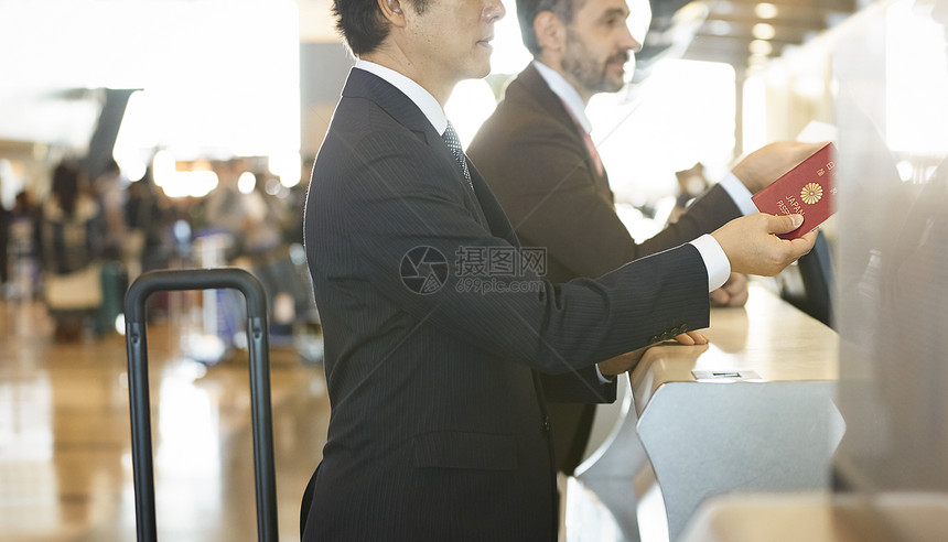 商务旅行的一个商人在机场登记图片