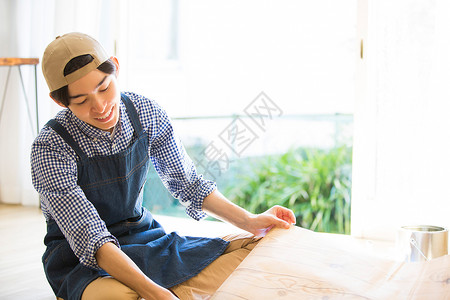 看图纸的男青年图片