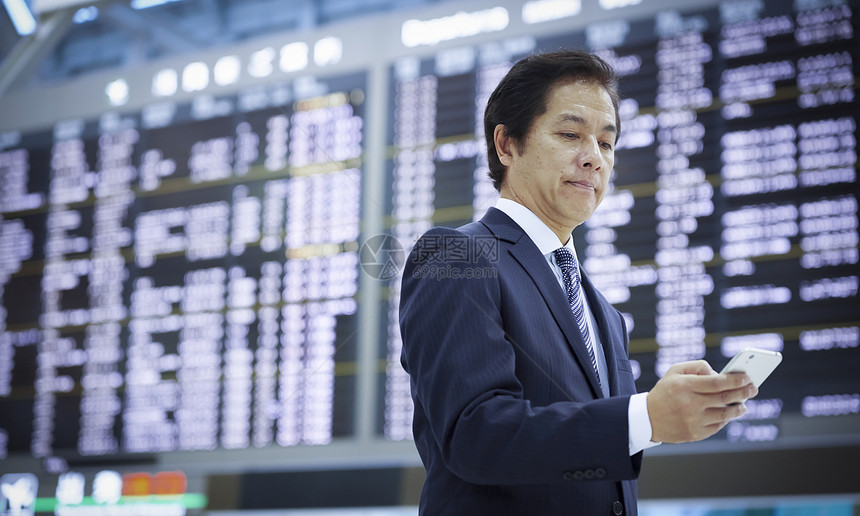 海外出差商务旅行的一个商人图片