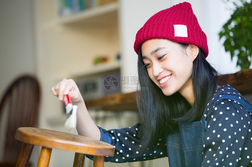 时髦女人享受diy椅子图片