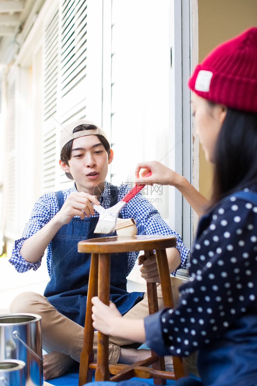 享受diy椅子的男人和女人图片