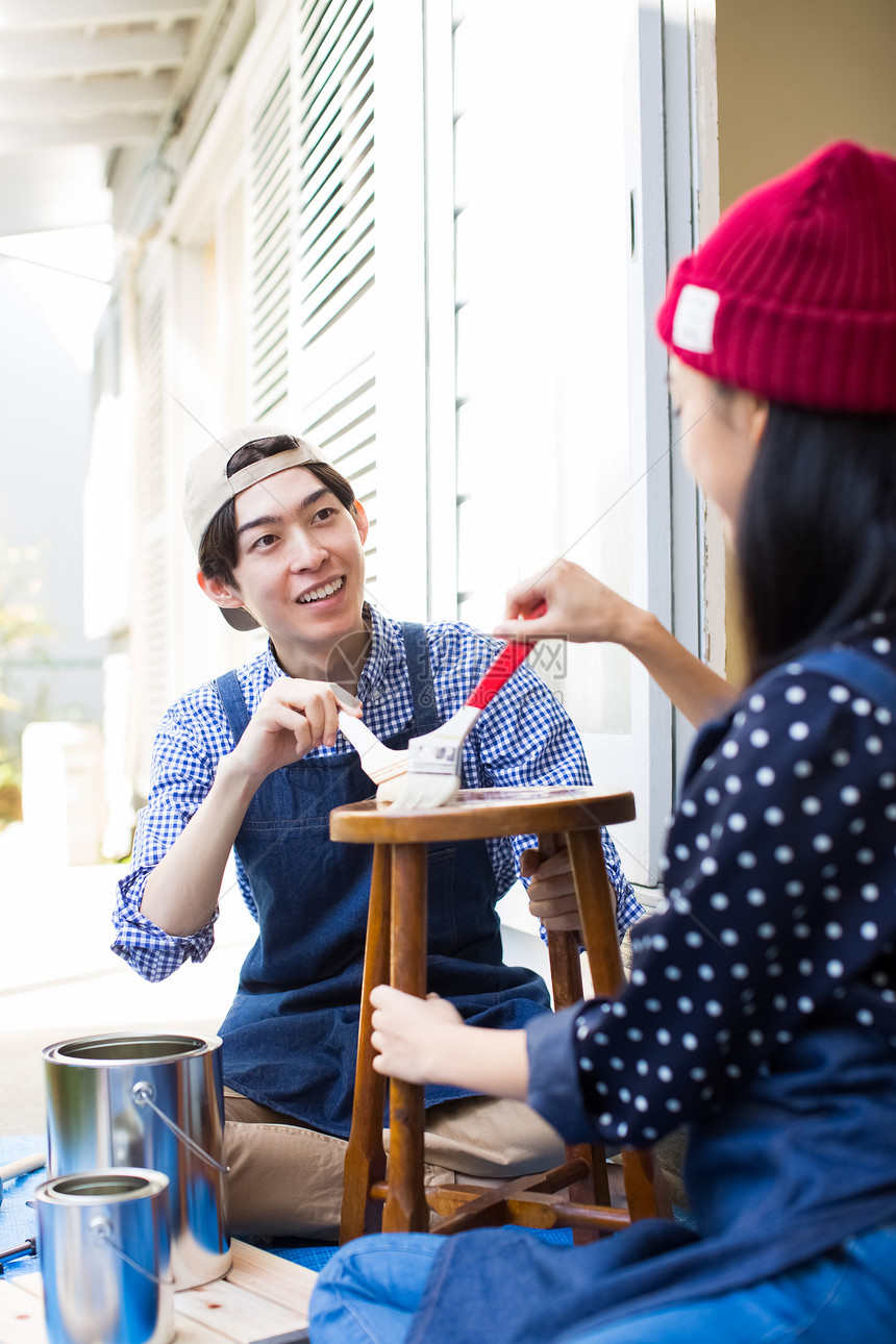 享受diy椅子的男人和女人图片