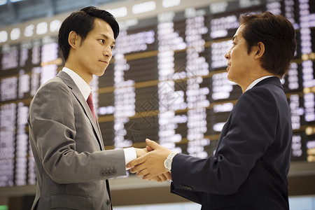 40多岁日本人男白领一位欢迎人们到机场的商人图片