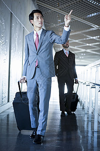机场经济套装在国外商务旅行的一个商人图片