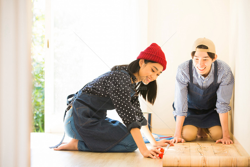 成人学生客厅享受diy的男人和女人图片