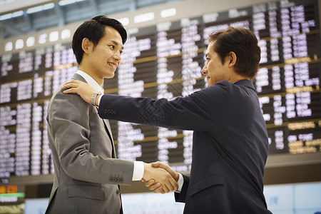 20多岁边路男一位欢迎人们到机场的商人图片
