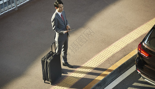 世界亚洲男子在国外商务旅行的一个商人图片