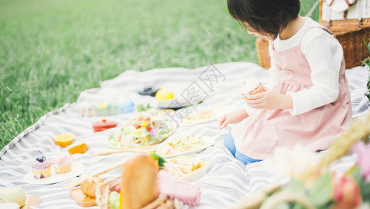 手工野餐用餐布欢快野餐的孩子图片