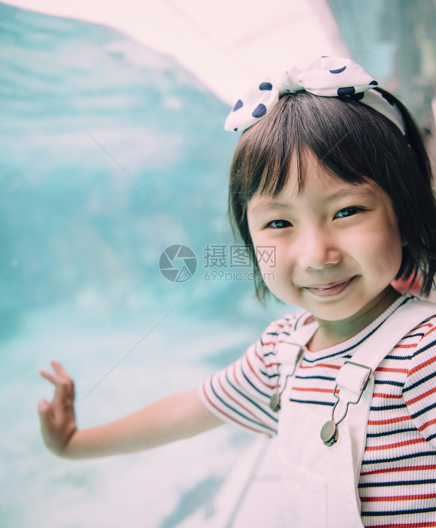 亚洲活动蓝色的水水族馆儿童女孩图片