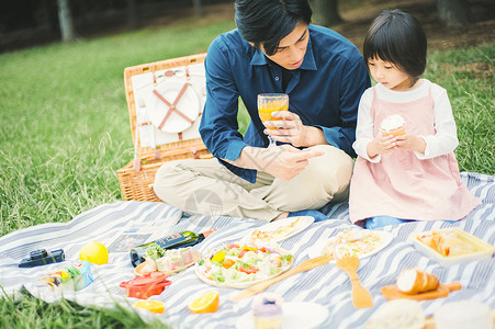 休闲用布单享受坐野餐家庭图片