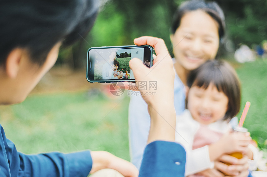 户外一家人在草地上露营吃饭图片