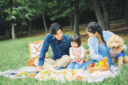 一家人户外野餐图片